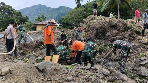 Tim SAR gabungan evakuasi jenazah Lusia Resen (54) yang tertimbun material longsor di Kampung Tuwa, Desa Goreng Meni, Kecamatan Lamba Leda, Manggarai Timur, NTT, Senin (26/1/2026) (Dok. Basarnas Maumere)