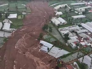 Video Kesaksian Korban Longsor Cisarua: Kayak Keangkat Rumahnya