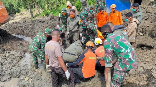 Tim SAR gabungan menemukan satu jenazah korban tertimbun longsor di Kampung Tuwa dan Kampung Pau, Desa Goreng Meni, Kecamatan Lamba Leda, Manggarai Timur, NTT, Senin (26/1/2026).