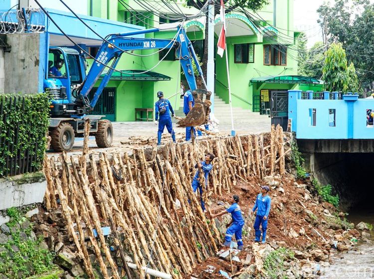 Turap Kali Longsor di Jaksel, Sudin SDA Lakukan Penanganan Darurat