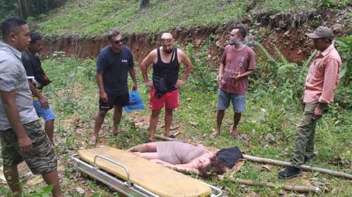 Turis asal Jakarta, Khansa Shakila (30), bersiap digotong seusai terjatuh di objek wisata Air Terjun Cunca Jami, Desa Cunca Wulang, Kecamatan Mbeliling, Manggarai Barat, NTT, Senin (26/1/2026) siang. (Dok. Kades Cunca Wulang, Pius Sukarjo)