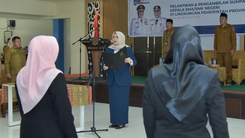 Wagub NTB, Indah Dhamayanti Putri, melantik 26 kepala SMA/SMK di Kantor Disdikpora NTB, Senin (26/1/2026). (Dok. Humas Pemprov NTB)