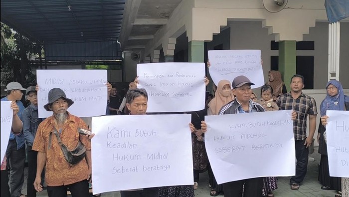 Warga Gresik demo desak pengadilan vonis terdakwa pembunuhan istri pengusaha