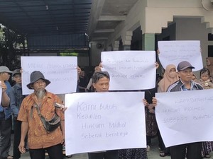 Tak Puas Tuntutan Jaksa, Warga Demo di PN Gresik Minta Midhol Dihukum Mati