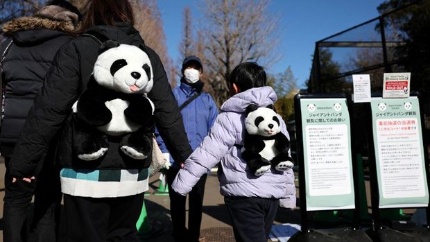 FILE PHOTO: Visitors flock to see four-year-old female giant panda Lei Lei at Ueno Zoo during the last viewing day before the planned return of twin giant pandas Xiao Xiao and Lei Lei to China, in Tokyo, Japan, January 25, 2026. REUTERS/Issei Kato/File Photo