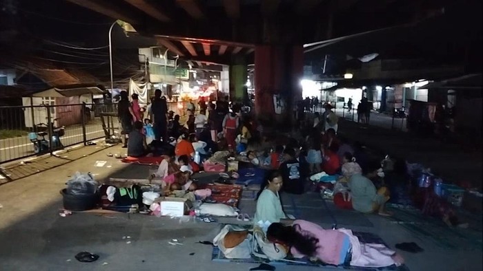 Warga mengungsi di bawah jembatan layang Subang.