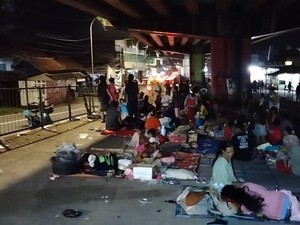 Banjir Subang Belum Surut, Warga Mengungsi di Bawah Jembatan