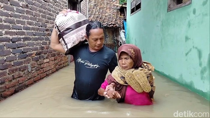 Warga Pamanukan, Subang saat akan mengungsi ke tempat aman