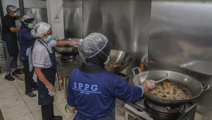 Petugas menyusun ompreng berisi Makan Bergizi Gratis (MBG) di dapur SPPG Tubo Ternate, Maluku Utara, Senin (26/1/2026). Kepala Badan Gizi Nasional Dadan Hindayana mengatakan bahwa 32 ribu pegawai inti Satuan Pelayanan Pemenuhan Gizi (SPPG) dalam prog