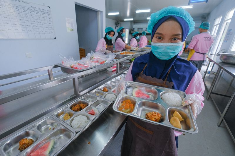 Relawan mengemas menu Makan Bergizi Gratis (MBG) di SPPG Polda Sultra, Kendari, Sulawesi Tenggara, Senin (19/1/2026). Kementerian Kesehatan mencatat hingga 8 Januari 2026 sebanyak 4.535 SPPG telah memiliki Sertifikat Laik Higiene Sanitasi (SLHS) dari total 19.188 SPPG yang terdaftar di Badan Gizi Nasional (BGN). ANTARA FOTO/Andry Denisah/wsj.