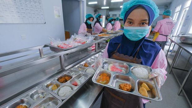 32 Ribu Pegawai Inti MBG Bakal Diangkat Jadi ASN PPPK Relawan mengemas menu Makan Bergizi Gratis (MBG) di SPPG Polda Sultra, Kendari, Sulawesi Tenggara, Senin (19/1/2026). Kementerian Kesehatan mencatat hingga 8 Januari 2026 sebanyak 4.535 SPPG telah memiliki Sertifikat Laik Higiene Sanitasi (SLHS) dari total 19.188 SPPG yang terdaftar di Badan Gizi Nasional (BGN). ANTARA FOTO/Andry Denisah/wsj.