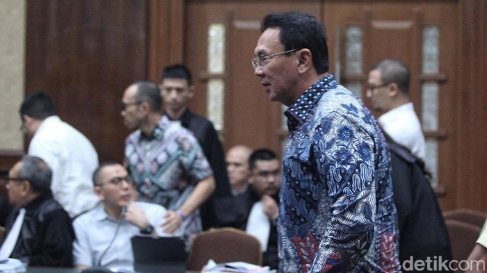 Mantan Komisaris Utama Pertamina, Basuki Tjahaja Purnama (Ahok) memberi keterangan sebagai saksi dalam sidang kasus tata niaga minyak mentah dan produk kilang di Pengadilan Tipikor, Jakarta, selasa (27/1/2026). Duduk sebagai terdakwa antara lain Riva Siahaan, Khatulistiwa Muhamad Kerry Adrianto Riza, Maya Kusmaya (dan Edward Corne.