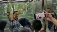 Ahok Tunjukkan HP saat Jadi Saksi Kasus Anak Riza Chalid: Semua di Sini
