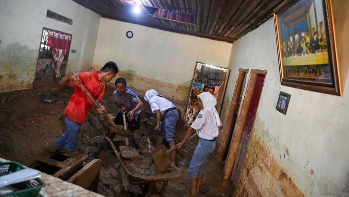 Sejumlah pelajar SMK 3 Negeri Sibolga membersihkan rumah warga dari endapan lumpur sisa banjir di Kelurahan Hutanabolon, Kecamatan Tukka, Tapanuli Tengah, Sumatera Utara, Senin (26/1/2026). Puluhan pelajar membersihkan rumah warga yang terdampak bencana sebagai ganti mengikuti jam pelajaran di sekolah untuk membantu mengurangi beban para korban penyintas bencana Sumatera. ANTARA FOTO/Indrianto Eko Suwarso/foc.