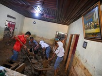 Aksi Pelajar SMK Sibolga Gotong Royong Bersihkan Lumpur Sisa Banjir