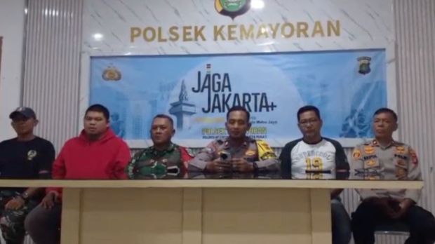 Aparat TNI dan Polri meminta maaf soal es kue jadul yang sempat viral di medsos.