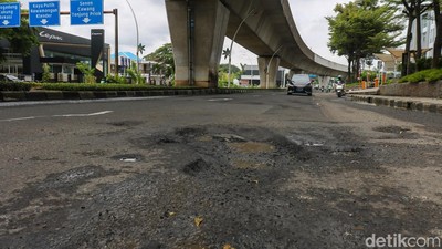 Aspal Mengelupas, Jalan Boulevard Raya Kelapa Gading Bikin Waswas