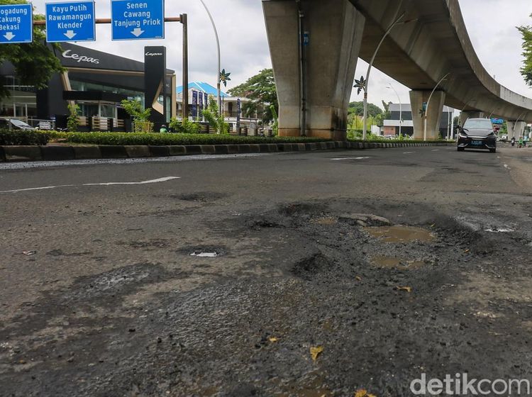 Aspal Mengelupas, Jalan Boulevard Raya Kelapa Gading Bikin Waswas