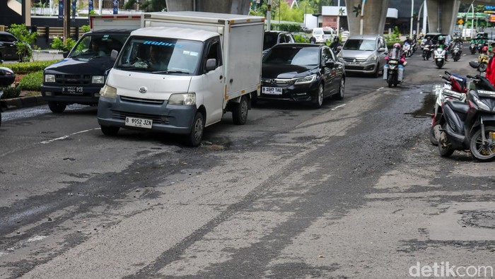Kondisi Jalan Boulevard Raya, Kelapa Gading, Jakarta Utara, menjadi sorotan akibat kerusakan aspal yang mengelupas dan berlubang. Kerusakan tersebut membuat pengendara roda dua maupun roda empat harus ekstra waspada saat melintas, terutama pada jam-jam sibuk dengan volume lalu lintas yang tinggi.
