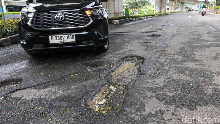 Kondisi Jalan Boulevard Raya, Kelapa Gading, Jakarta Utara, menjadi sorotan akibat kerusakan aspal yang mengelupas dan berlubang. Kerusakan tersebut membuat pengendara roda dua maupun roda empat harus ekstra waspada saat melintas, terutama pada jam-jam sibuk dengan volume lalu lintas yang tinggi.