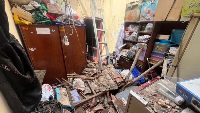 Atap Rumah Warga di Bogor Ambruk Usai Hujan Deras