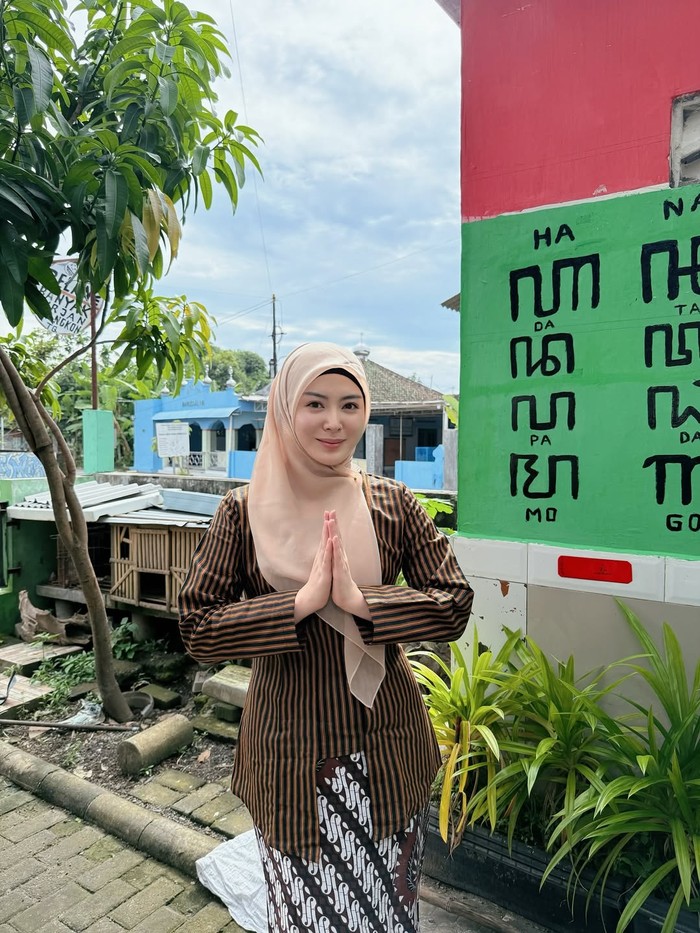 Foto Liburan Ayana Moon di Yogyakarta, Makin Cantik Memakai Batik