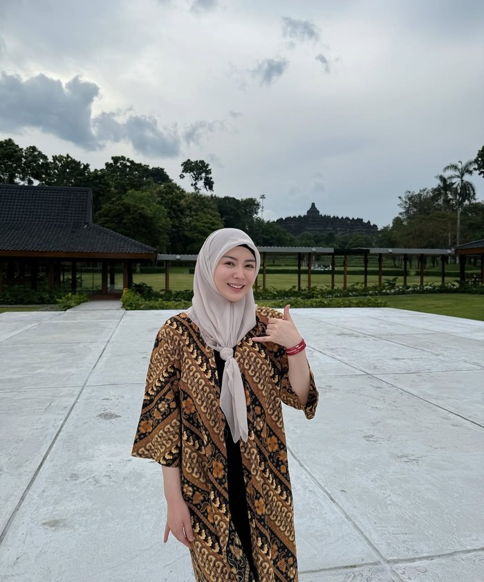 Foto Liburan Ayana Moon di Yogyakarta, Makin Cantik Memakai Batik