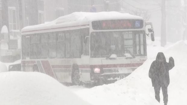 Badai salju lebat di Hokkaido, Jepang utara, menyelimuti jalan raya dan mengganggu transportasi, menyebabkan penumpang terlantar. (Tangkapan Layar Video Reuters/NNN / JAPAN)