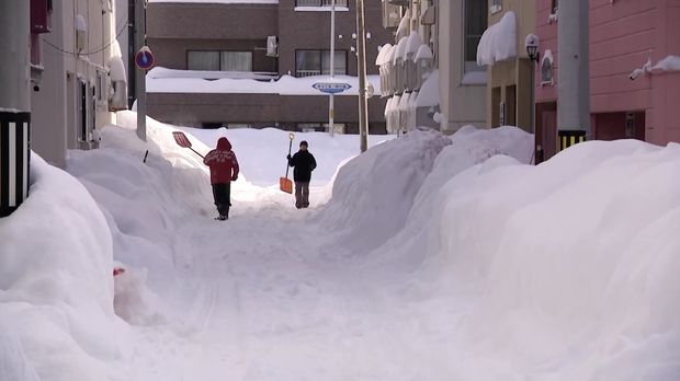 Badai salju lebat di Hokkaido, Jepang utara, menyelimuti jalan raya dan mengganggu transportasi, menyebabkan penumpang terlantar. (Tangkapan Layar Video Reuters/NNN / JAPAN)