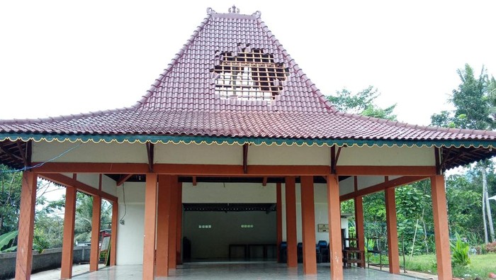 Balai Pedukuhan Ngasem, Ngalang, Gedangsari, Gunungkidul yang mengalami kerusakan pada atap.