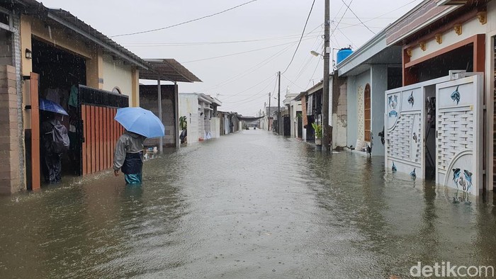 Sisi Lain Banjir Indramayu: Warga Mancing-Polisi Sewa Excavator