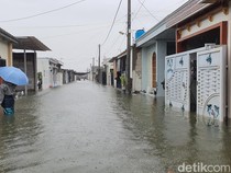 Sisi Lain Banjir Indramayu: Warga Mancing-Polisi Sewa Excavator