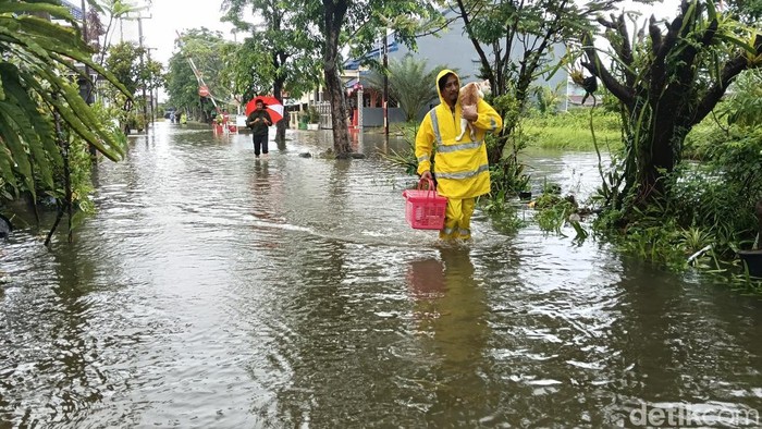 Banjir di Permukiman Indramayu, Warga Ramai-ramai Mengungsi