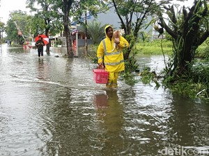 Banjir di Permukiman Indramayu, Warga Ramai-ramai Mengungsi