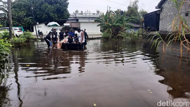 Banjir Pati Kondisi genangan banjir di Desa Mintobasuki Kecamatan Gabus, Pati, Selasa (27/1/2026).
