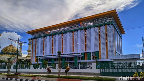 Suasana Gedung Bank NTB Syariah di jalan Udayana Kota Mataram, NTB. (FOTO: Ahmad Viqi/detikBali).