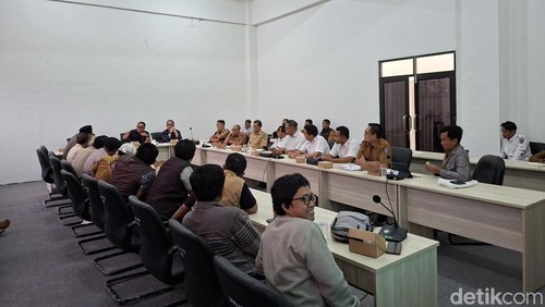 Belasan warga Desa Kabul, Kecamatan Praya Barat Daya, geruduk DPRD minta penanganan dampak banjir, Rabu (27/1/2026). (Foto: Ahmad Viqi/detikBali).