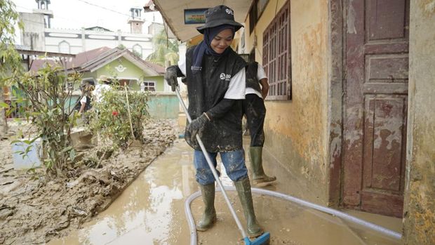 BRI Peduli bersih-bersih sekolah di Aceh