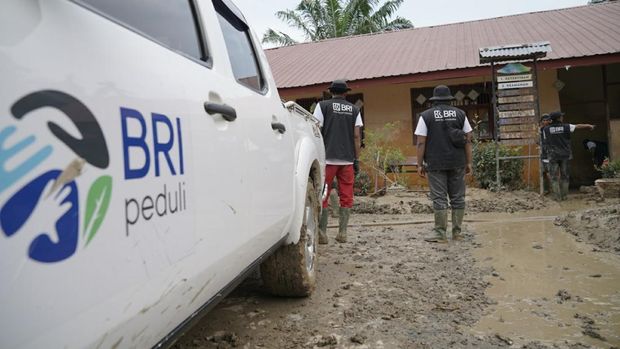 BRI Peduli bersih-bersih sekolah di Aceh