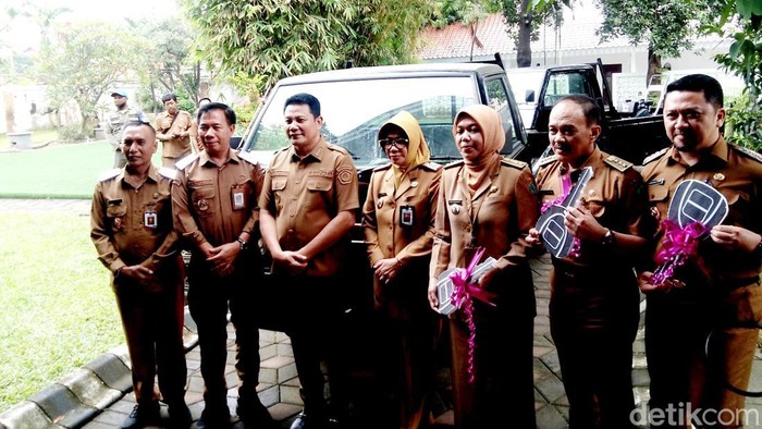 Bupati Sidoarjo serahkan mobil pikap untuk perbaikan jalan ke camat