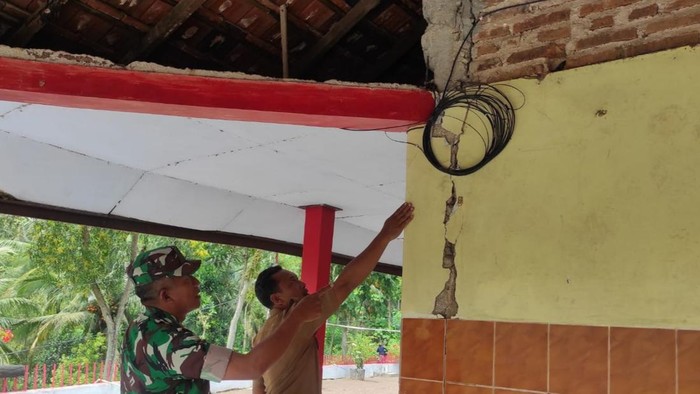 Dampak gempa yang mengakibatkan tembok sekolah retak