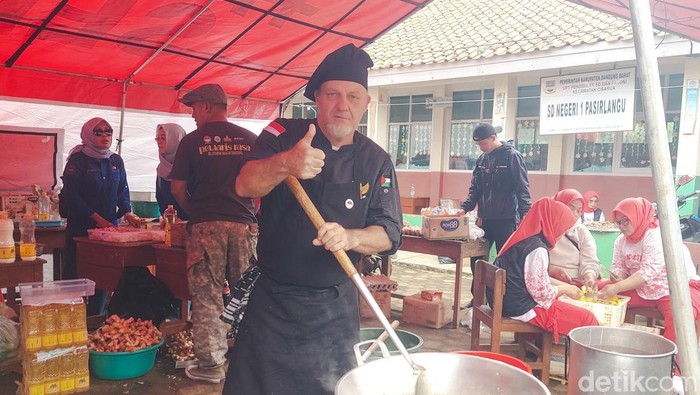 Kala Chef Asal Prancis Jadi Relawan di Dapur Umum Longsor Cisarua