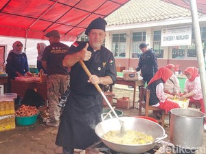 Kala Chef Asal Prancis Jadi Relawan di Dapur Umum Longsor Cisarua