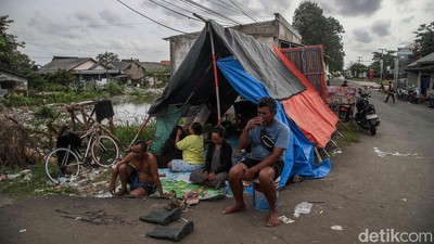 Delapan Hari Terendam Banjir, Warga Buni Bakti Bertahan di Tenda Darurat