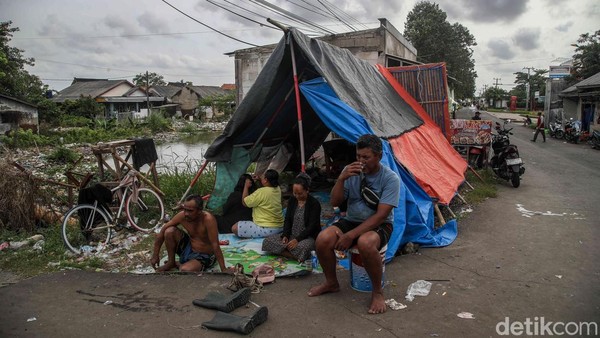 Delapan Hari Terendam Banjir, Warga Buni Bakti Bertahan di Tenda Darurat