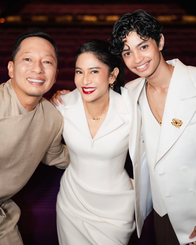 Agar penampilan tak berlebihan, area mata dan pipi dibuat seminimalis mungkin. Contour maupun shading diaplikasikan tipis dan samar, cukup untuk memberi dimensi sekaligus menegaskan fitur wajah Dian yang paling menonjol. Foto: Instagram/@therealdisastr @armanfebryan