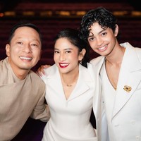 Agar penampilan tak berlebihan, area mata dan pipi dibuat seminimalis mungkin. Contour maupun shading diaplikasikan tipis dan samar, cukup untuk memberi dimensi sekaligus menegaskan fitur wajah Dian yang paling menonjol. Foto: Instagram/@therealdisastr @armanfebryan