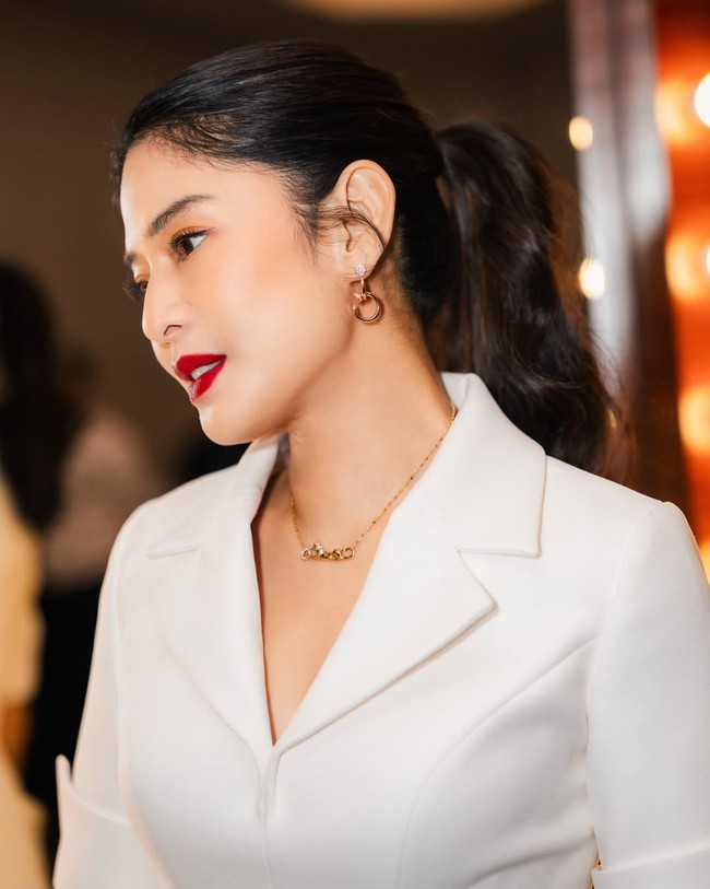 Makeup artist Ryan Ogilvy sukses menonjolkan kecantikan wajah Dian yang sangat khas Indonesia. Bold lips dengan palet red rubu jadi kuncinya. Foto: Instagram/@therealdisastr @armanfebryan