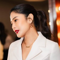 Makeup artist Ryan Ogilvy sukses menonjolkan kecantikan wajah Dian yang sangat khas Indonesia. Bold lips dengan palet red rubu jadi kuncinya. Foto: Instagram/@therealdisastr @armanfebryan