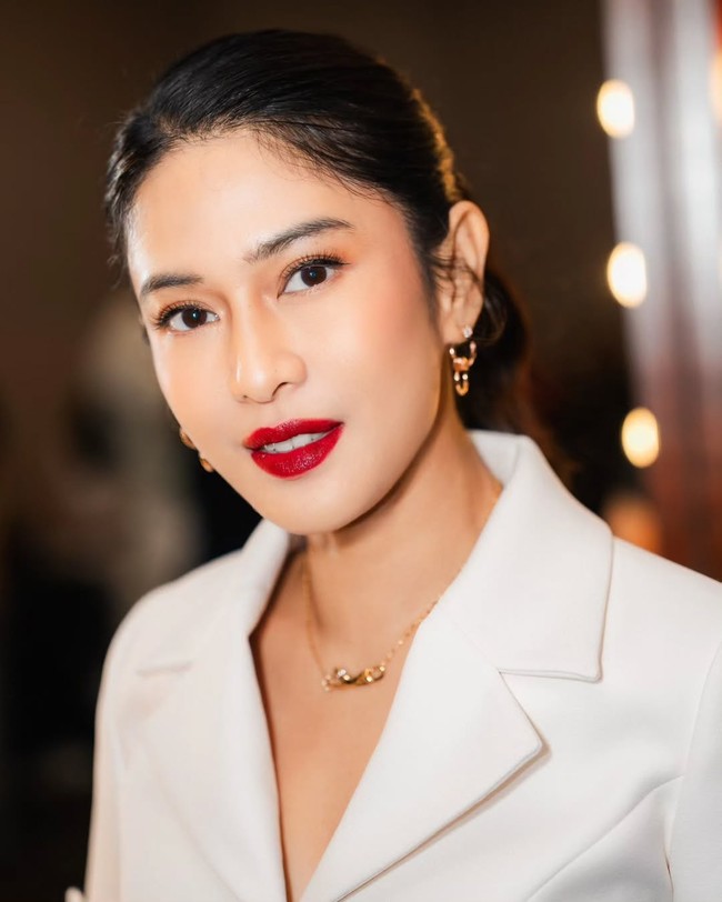 Lipstik merah tak pernah gagal menciptakan kesan seksi, elegan sekaligus glamor. Seperti yang ditampilkan aktris Dian Sastrowardoyo, belum lama ini. Foto: Instagram/@therealdisastr @armanfebryan